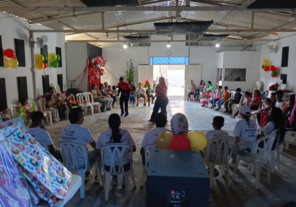 RECREANDO A LOS NIÑOS DE DIFERENTES SECTORES DE CALI
